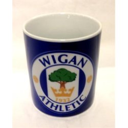 Wigan krus m/emblem farve / striber p hvid grund i keramik